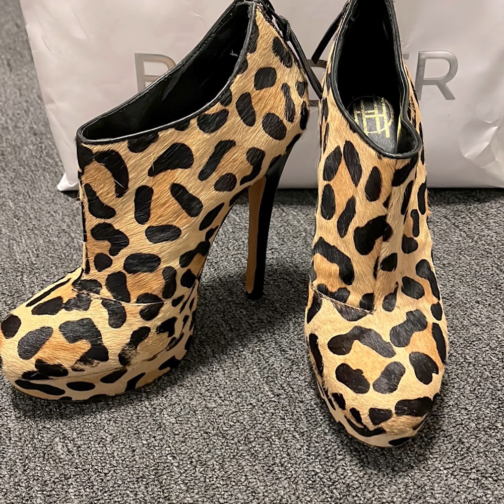 House of Harlow 1960 leopard print booties